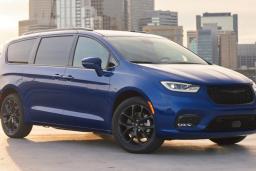 2022 Chrysler Pacifica Front Right in Blue
